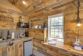 Cozy Crooked Lake Cabin: Snuggle In & Stay Awhile - Interiör