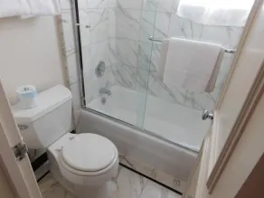 Pine Inn - Carmel - Bathroom