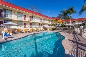 Days Inn & Suites by Wyndham Port Richey - Piscine