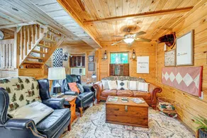 Cozy Nature Escape! Roaring Gap Cabin w/ Patio - Interiør