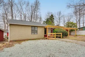 Tranquil Lakefront Home w/ Sunroom in Burlington - Interni