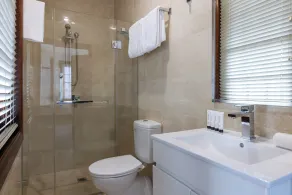 Southern Cross Hotel - Bathroom