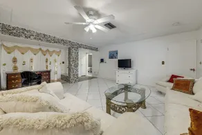 Canal-front Gem w/ Pool: 3 Mi to Hard Rock Stadium - Interiör