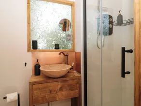 The Foxes Den Shepherds Hut - Bathroom