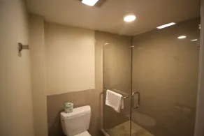 Ramada by Wyndham Culver City - Salle de bain