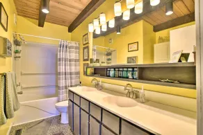 Hilltop Green Lake Home: Dock, Kayaks, Views! - Innenbereich