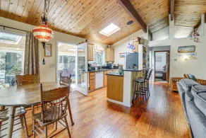Walk to Beach! Home w/ Sunroom in Anchor Bay - Interiør