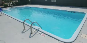 Howard Johnson by Wyndham Chattanooga Lookout Mountain I-24 - Piscine