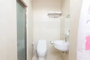 Capital O 1867 Kara Guest House - Bathroom
