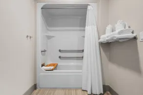 Candlewood Suites PCB Southeast by IHG - Fully Renovated - Badezimmer