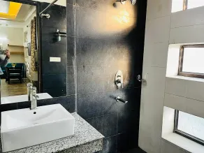 Qotel Comfort Golden Saffron Punjabi Bagh - Bathroom