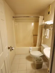 Econo Lodge & Suites Grand Rapids Airport - Salle de bain