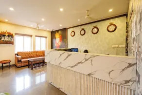 Hotel Rajdhani Inn & Suites - Lobby