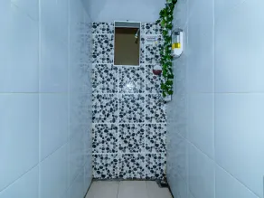 SPOT ON 90042 One Plaza Eco Hotel - Bathroom