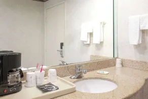 Travelodge by Wyndham Long Beach Convention Center - Chambre