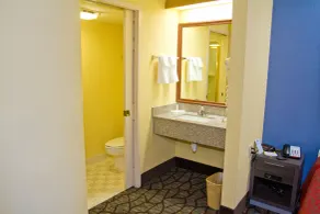 Days Inn by Wyndham Blue Springs - Salle de bain