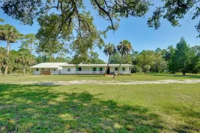 Private 3-acre Retreat w/ Game Room in Bunnell! - Intérieur