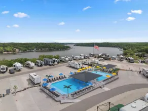 Coconuts RV Resort - Pool