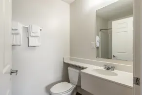 HomeTowne Studios & Suites by Red Roof Charlotte - Concord - Salle de bain