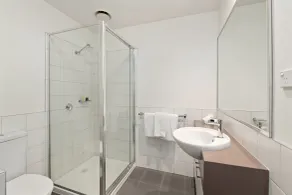 Burwood Serviced Apartments - Bathroom