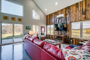 Peaceful Farmhouse Retreat 6 Mi to Virginia Tech! - Innvendig
