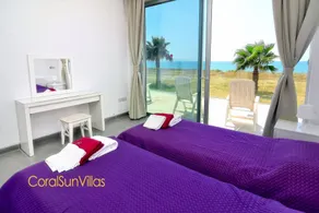 Blue - Beach Front Spectacular Villa Sleeps 10 - Zimmer