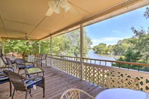 Lakefront Cottage w/ Private Hot Tub! - Interiör