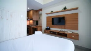 Strategic and Homey Studio at Tamasari Papilio Apartment By Travelio - Zimmer
