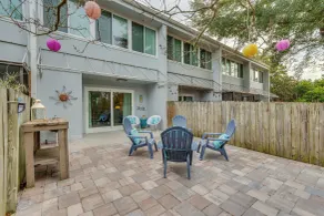 Chic Gulf Breeze Escape w/ Pool Access & Courtyard - Interiör