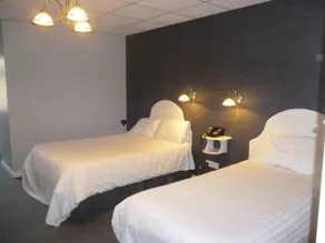 5 Corners Guest Inn - Room