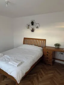 Spacious 4-bedroom Home in Ashford, Kent - Perfect for Families and Groups - Værelse