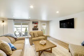 Clarklake Lakefront Apt w/ Hot Tub & Beach - Innvendig