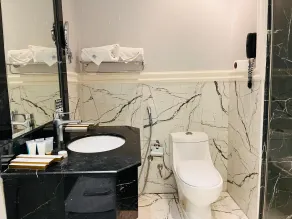 Lian Park Hotel - Bathroom