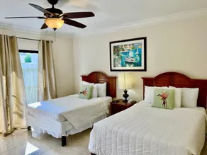 Colony Club Inn & Suites - Room