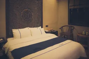 QingXi Zen Courtyard Retreat --A peaceful sanctuary blending historic charm with Zen aesthetics in the heart of the Fenghuang ancient town - Camera
