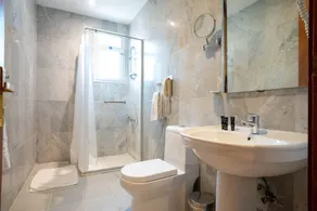 Platinum Al Khamseen Serviced Apartments - Bathroom
