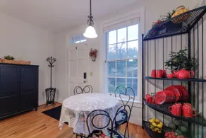 Riverfront Studio w/ Private Patio & Garden! - Innvendig