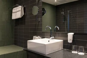 Quality Hotel Pond - Bathroom