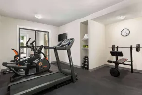 Days Inn by Wyndham Montreal East - Salle de remise en forme