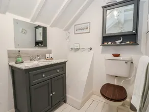 Old Roost Farmhouse - Bathroom