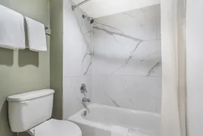 Quality Inn & Suites near Panama City Beach - Badrum