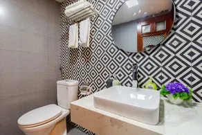 Ohana Hotel - Bathroom
