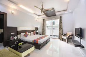 FabHotel AVF Suites - 500 Meters From UNITECH CYBER PARK - Værelse