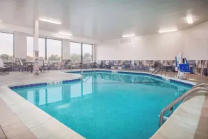 La Quinta Inn & Suits by Wyndham Pontoon Beach IL - Piscine