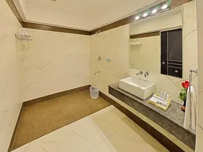 Poppys Hotel Madurai - Bathroom