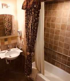 Annabelle Inn - Bathroom