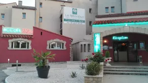 Le Neoulous - Reception