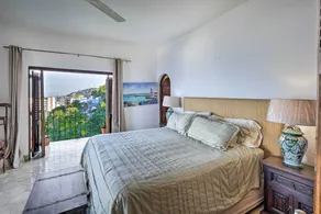 Mid-Century Modern Condo w/ Patio & Ocean Views! - Interni