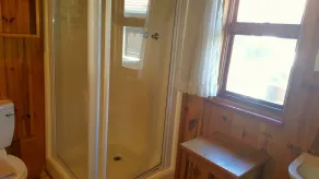 Lakeside Accommodation - Bathroom