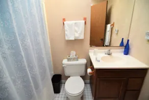Hop & Vine Inn - Bathroom